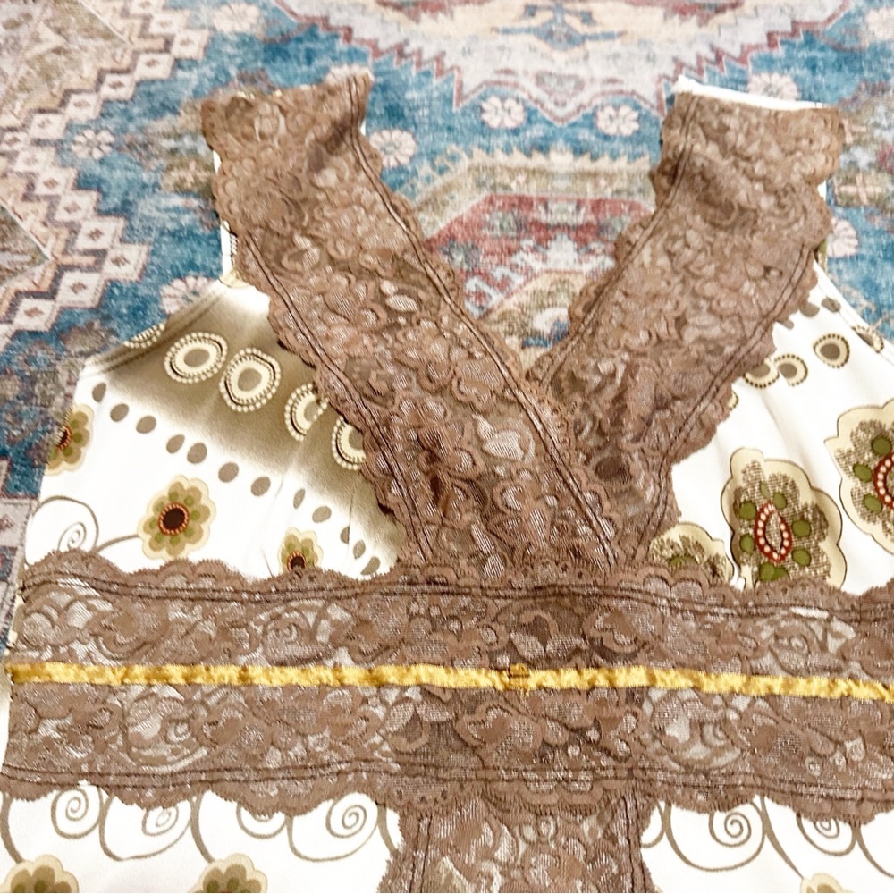 Y2K Brown and cream floral lace top with a V-neck and lace trim - Picture 4 of 7